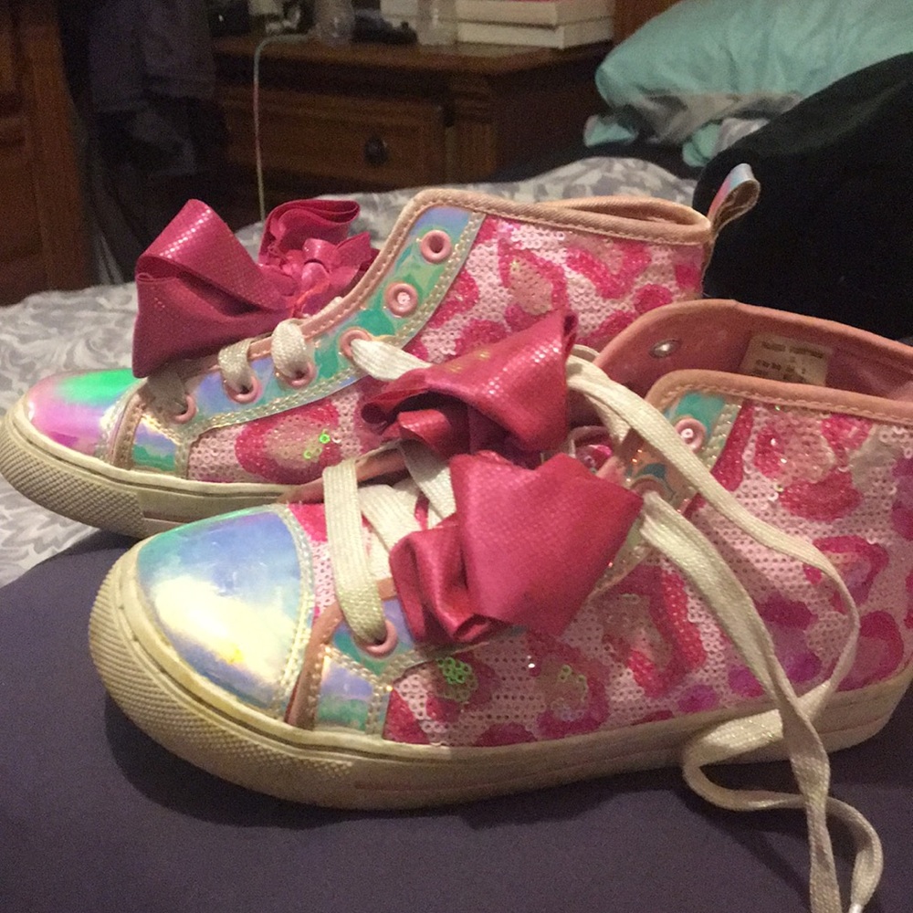 Hot pink and light pink white very comfy and almost new